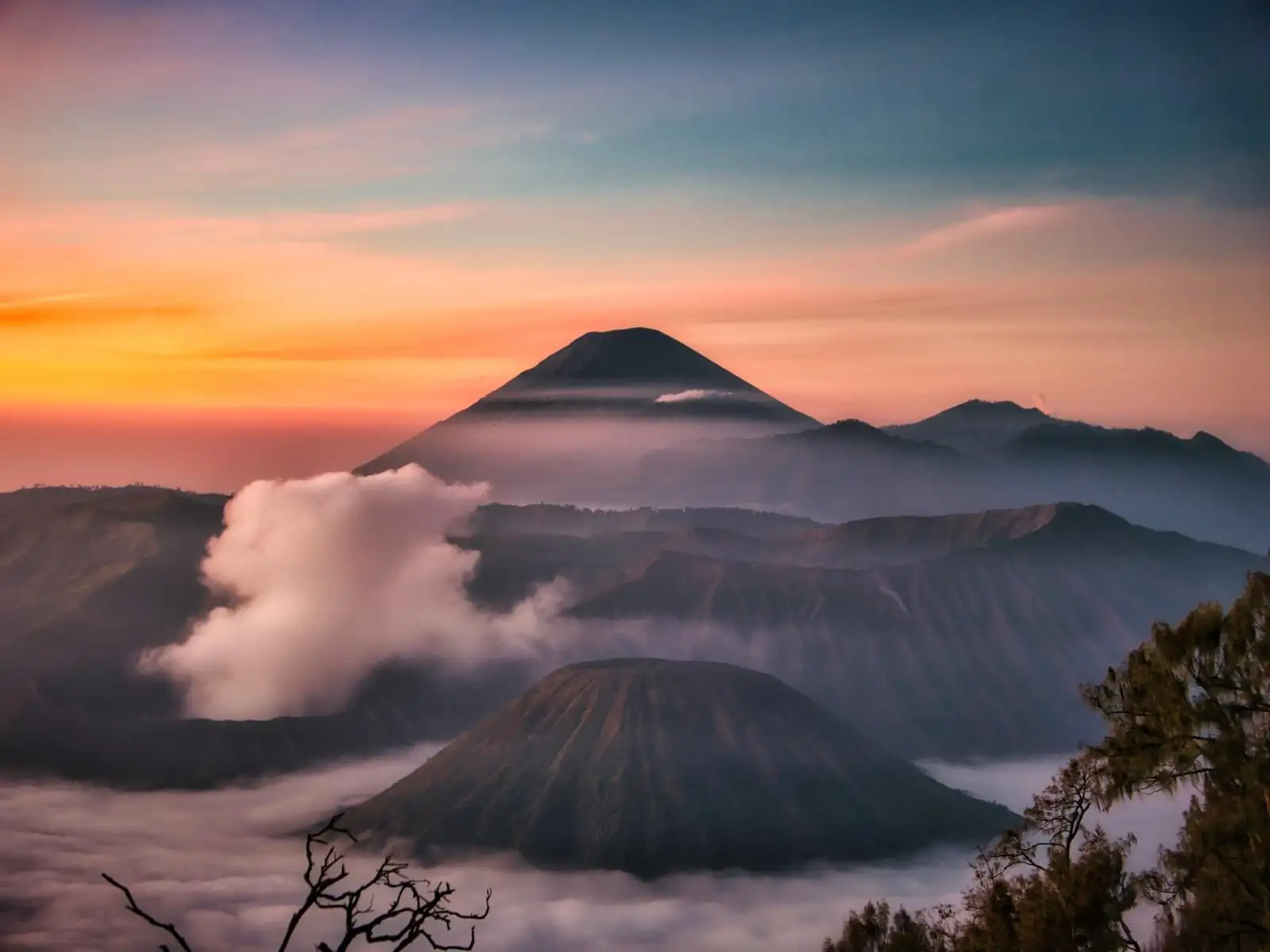 Photo by Fajruddin Mudzakkir snow covered mountain during sunset