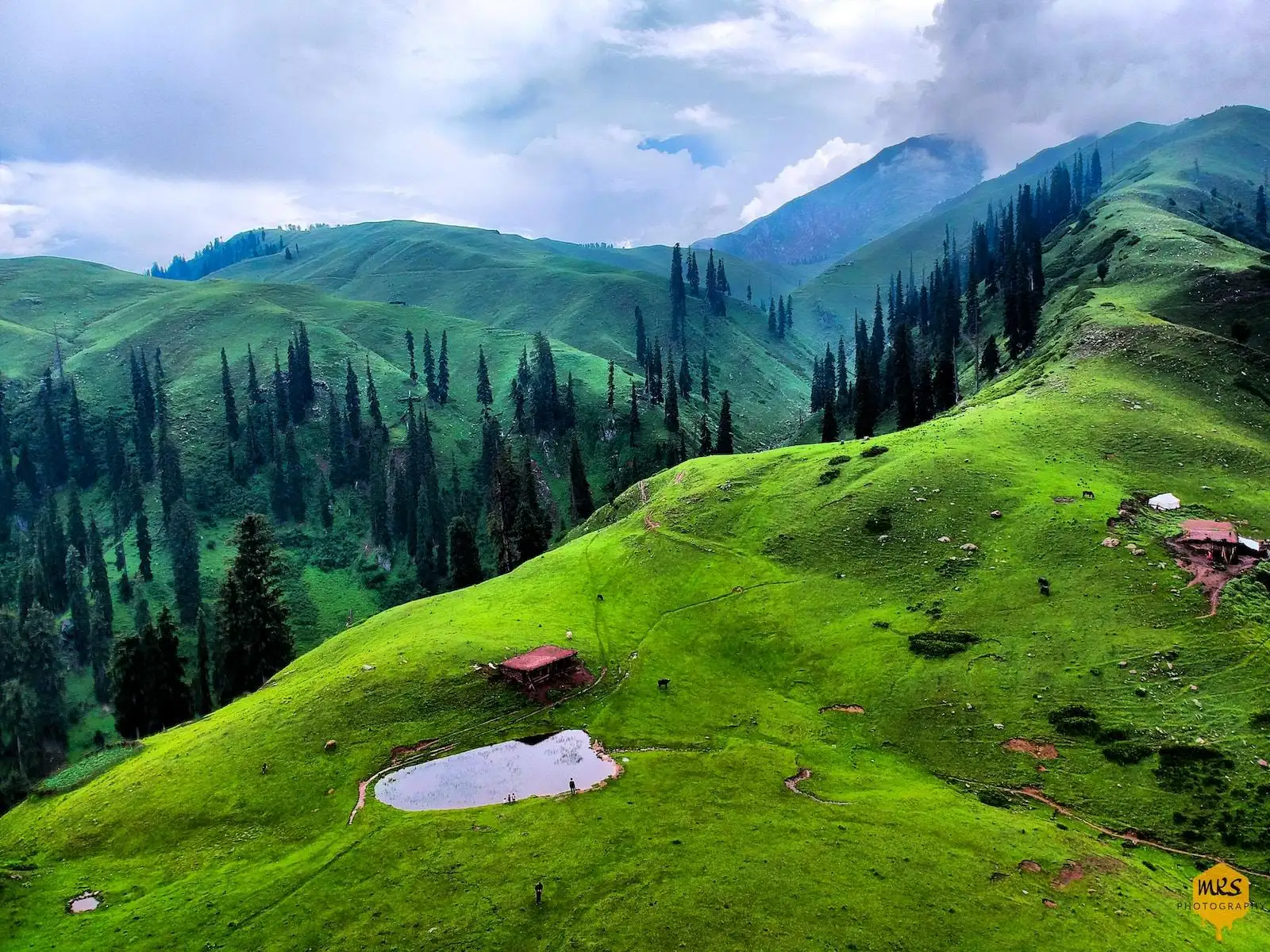 Photo by Muhammad Khubaib Sarfraz green mountains