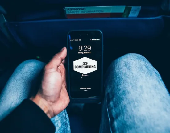 Is It Better To Book Flights On The Phone Or Online? The Battle of Booking Methods